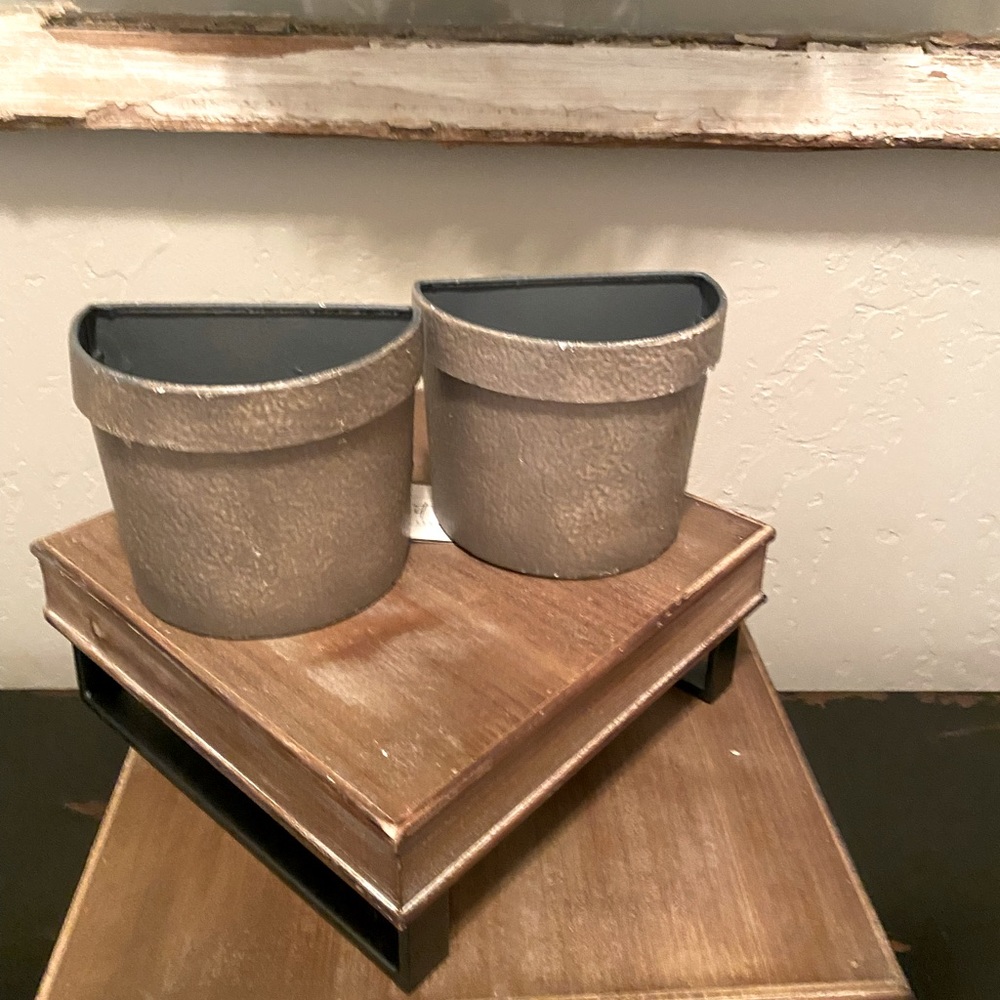 2 hanging pots